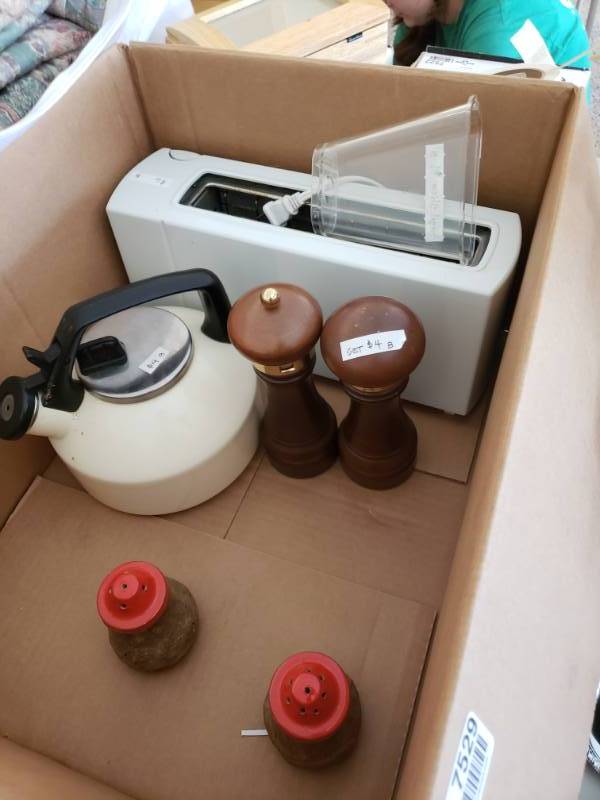 lot 7529 image: Lot of assorted kitchen items
