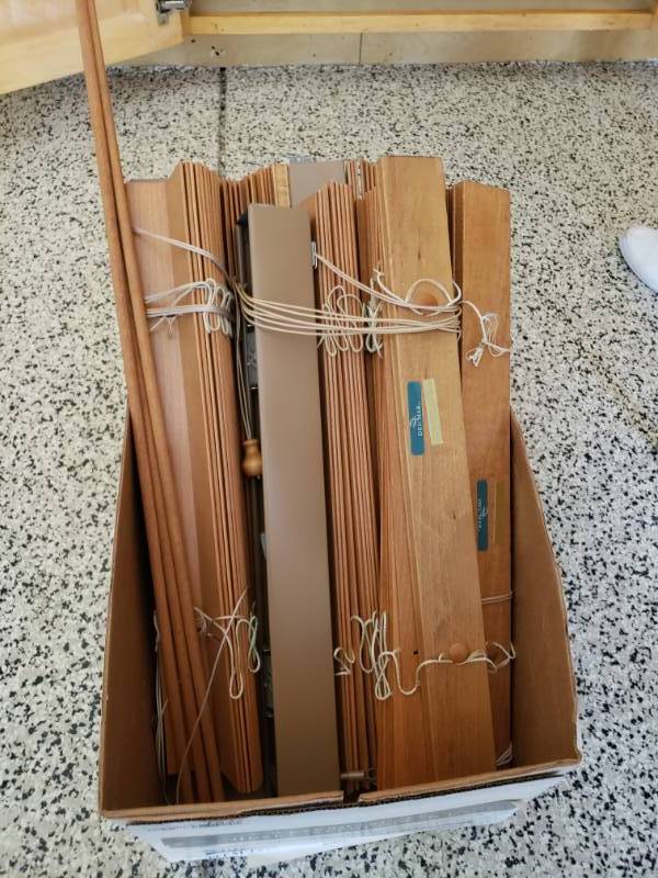 lot 7532 image: Lot of wooden blinds