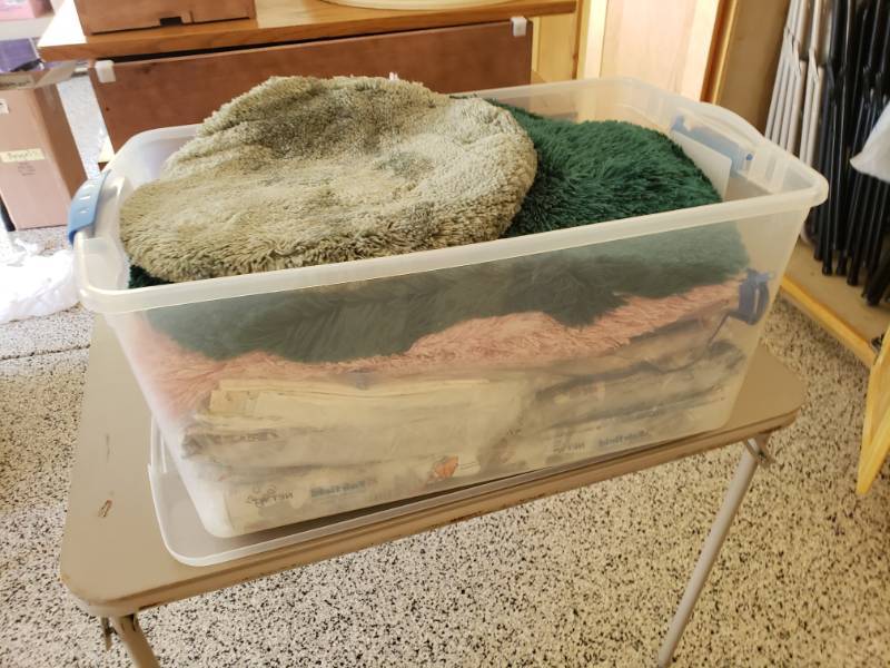 lot 7536 image: Lot of assorted linens and bathroom decor