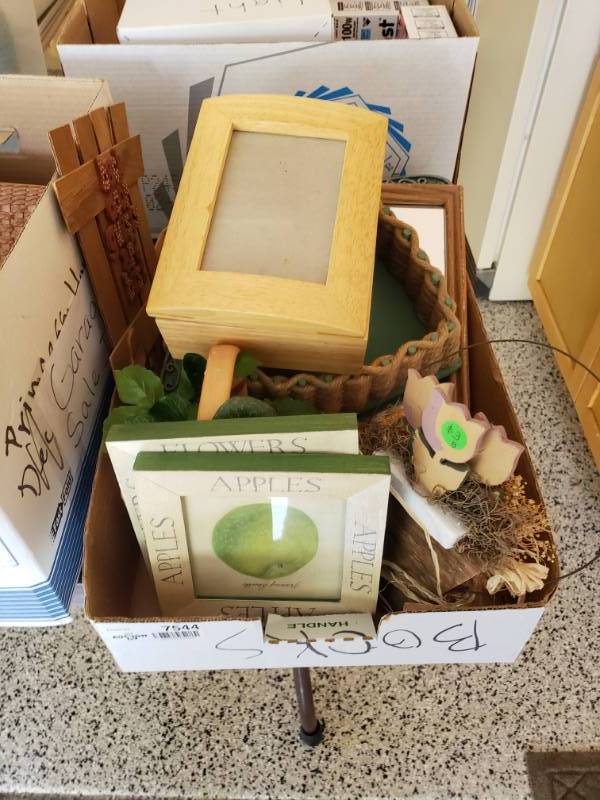 lot 7544 image: Lot of Home Decor
