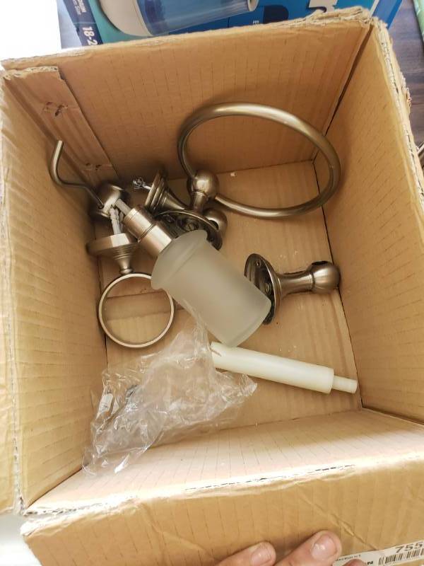 lot 7550 image: Lot of metal bathroom fixtures