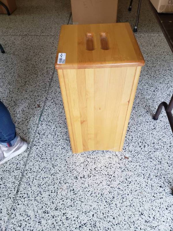 lot 7552 image: Wooden trash can with lid