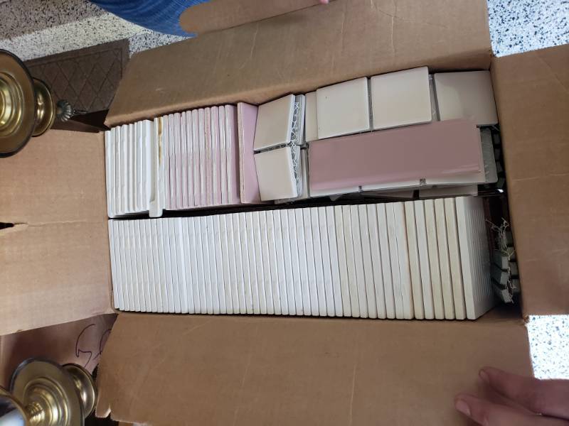 lot 7558 image: Lot of assorted tiles