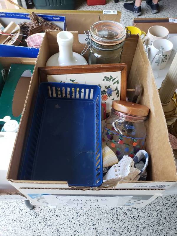 lot 7562 image: Lot of misc home decor
