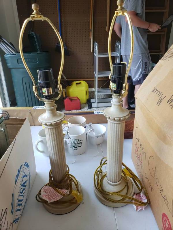 lot 7563 image: Pair of matching table lamps