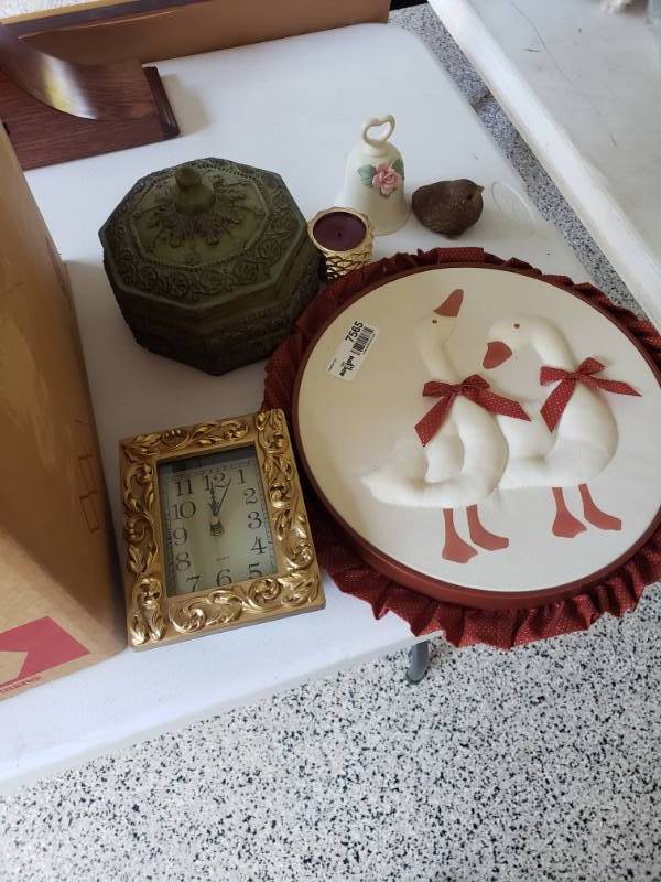 lot 7565 image: Lot of assorted home decor