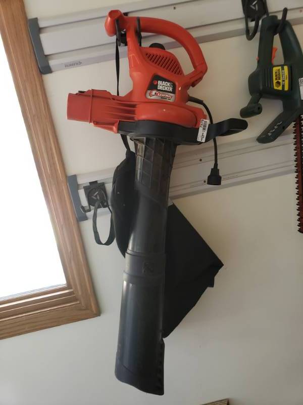lot 7579 image: Black & Decker LeafHog