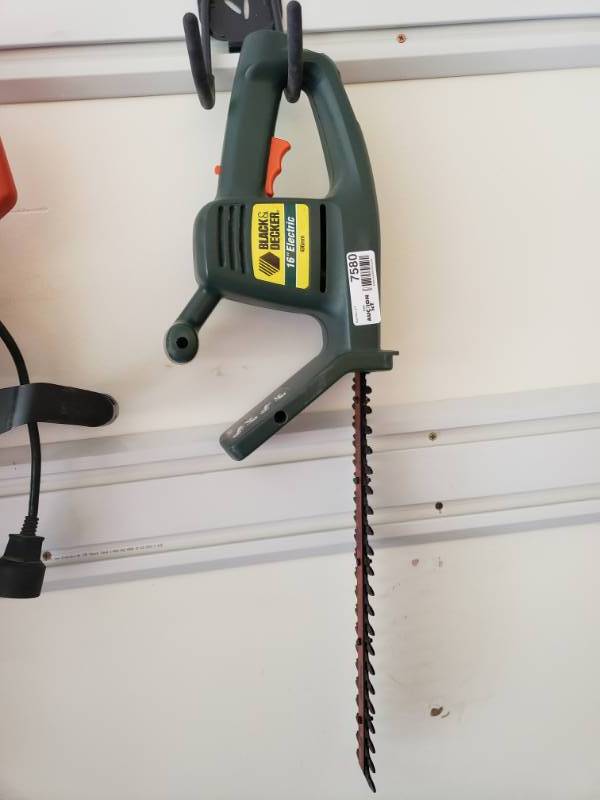 lot 7580 image: Black & Decker 16 electric hedge trimmer