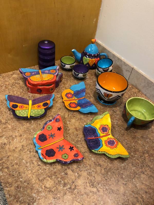 lot 7584 image: Butterfly Dishware