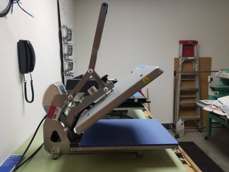 lot 2297 image: Stahls Hotronix Hover Heat Press STX20