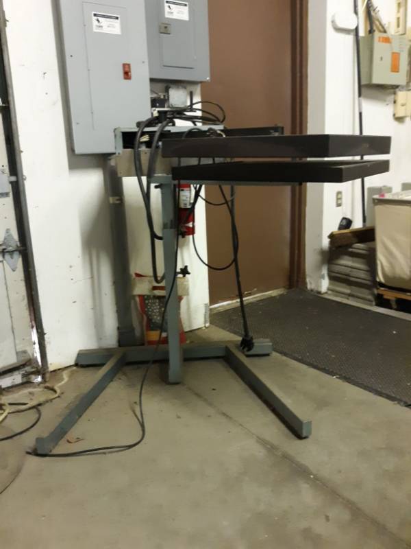 lot 2302 image: 1822 Hix Free-Standing Flash Unit (needs work)