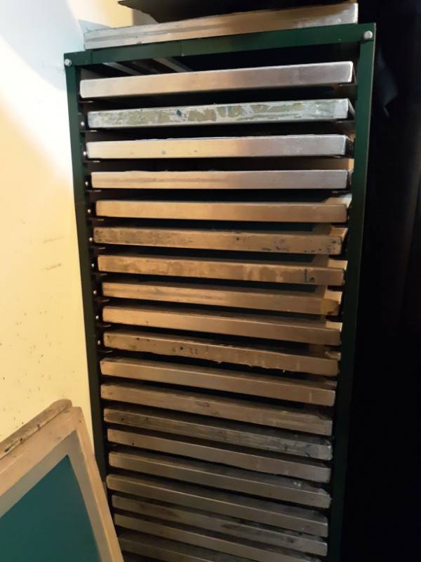 lot 2405 image: Screen Holding Rack 20 Hold Screens