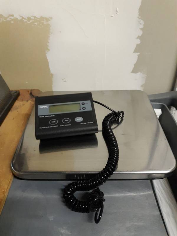 lot 2366 image: Royal Electronic Shipping Scale