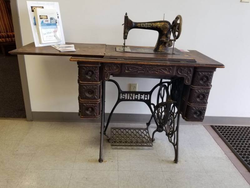 lot 2376 image: Antique Singer Sewing Machine