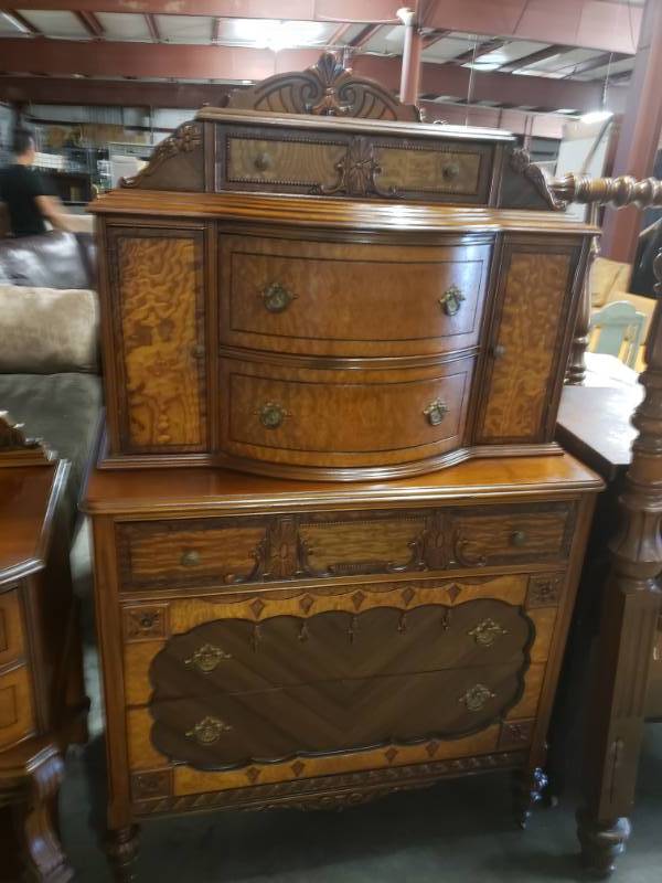 lot 7546 image: Early Victorian Walnut Chest of Drawers
