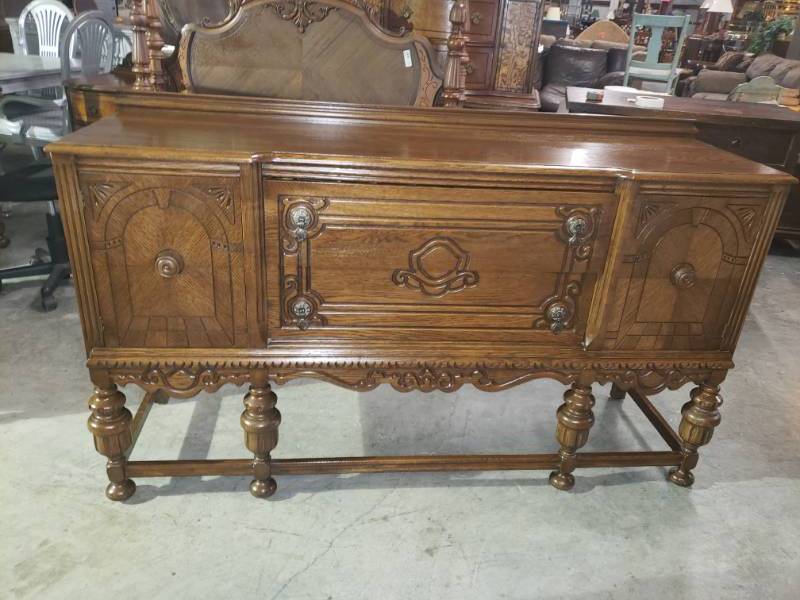 lot 7553 image: Mint Condition Solid Oak Buffet Server Bar