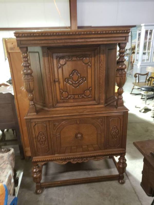 lot 7554 image: Mint Condition Solid Oak Cabinet