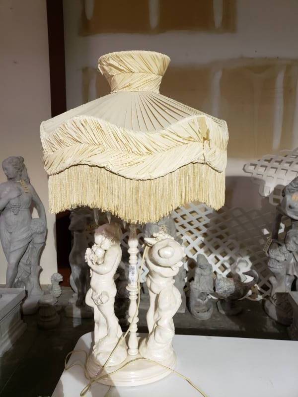 lot 7562 image: Capodimonte Porcelain Lamp