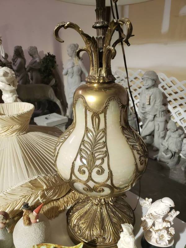 lot 7563 image: Pearl like Vintage Glass Lamp
