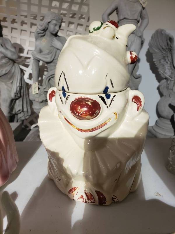 lot 7565 image: Clown Face 1940 McCoy Cookie Jar