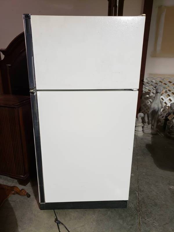 lot 7569 image: Kenmore Refrigerator