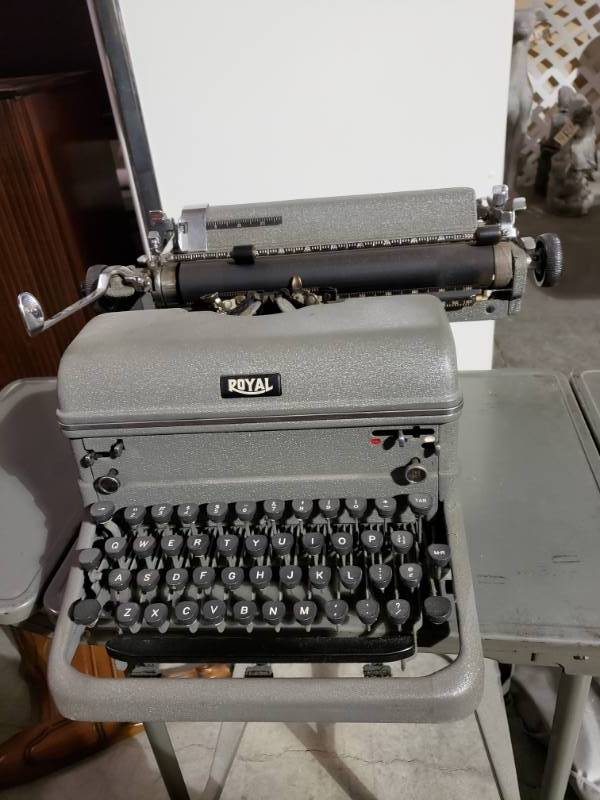 lot 7571 image: Royal KMG Vintage Manual Typewriter 1950 Gray