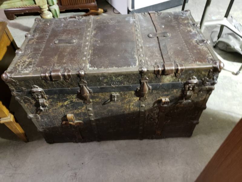 lot 7572 image: Vintage Wooden Trunk