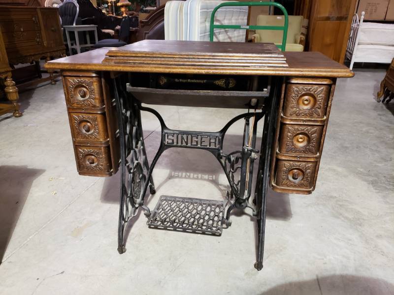 lot 7582 image: Vintage Antique Singer Treadle Sewing Machine Table Tiger Oak Wood Cabinet Cast Iron Base