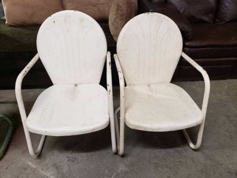 lot 7588 image: Pair of White 1950s Style Steel Lawn Chairs