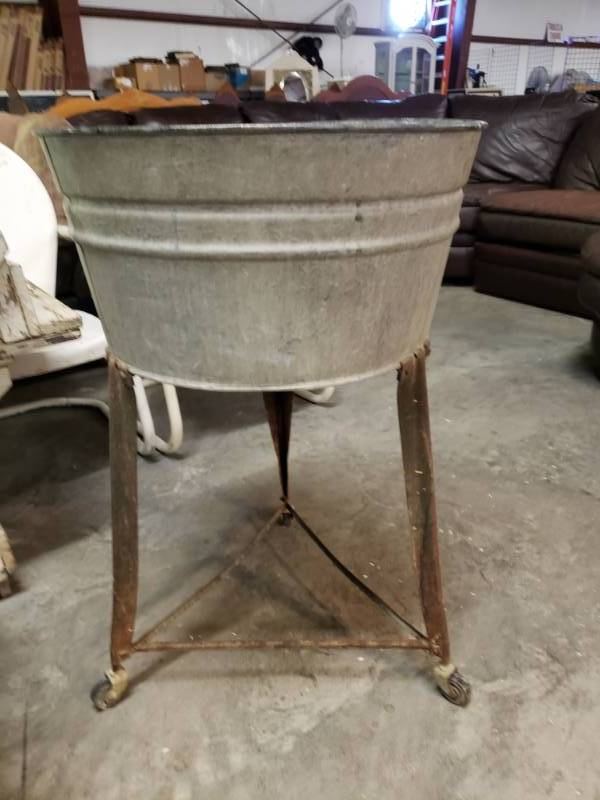 lot 7600 image: Galvanized Metal Wash Tub on Wheels