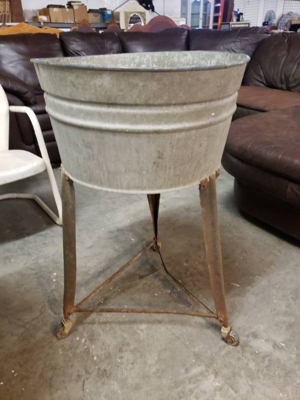 lot 7601 image: Galvanized Metal Wash Tub on Wheels