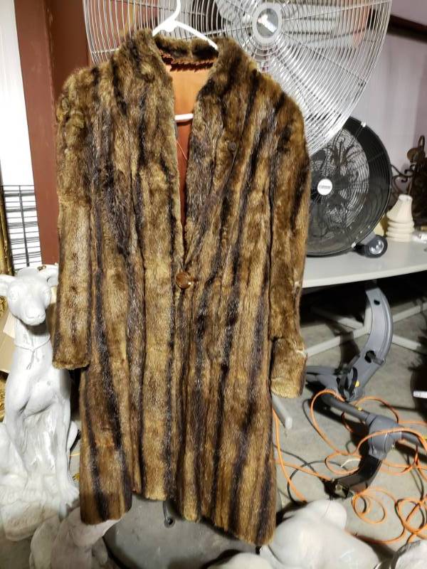 lot 7605 image: Early 1900 Knee Length Fur Coat