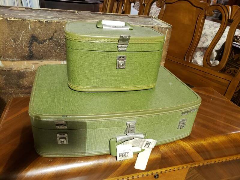 lot 7607 image: Set of 2 Jolly Green Travel Smart Vintage Luggage