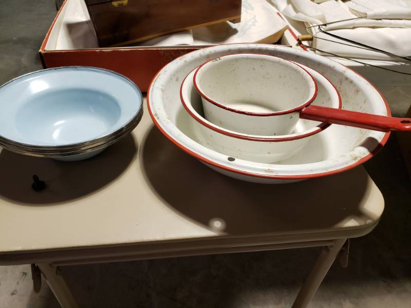 lot 7613 image: 6 Piece Lot of Enamel Dishes