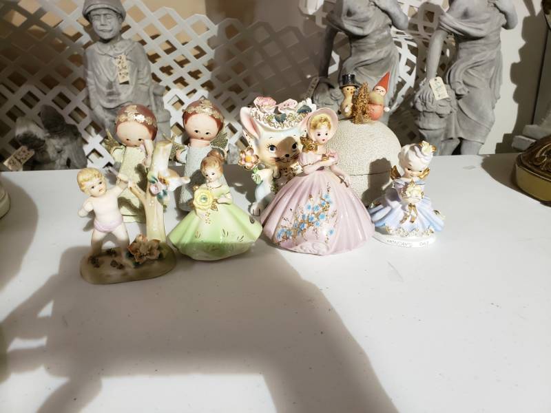 lot 7618 image: 8 Piece Figurine Lot