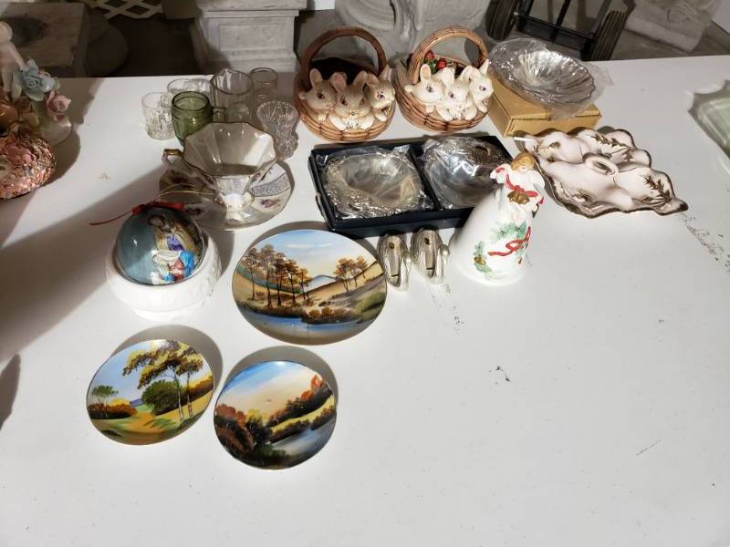 lot 7627 image: 22 Piece Set of Decorative Nic Nacs