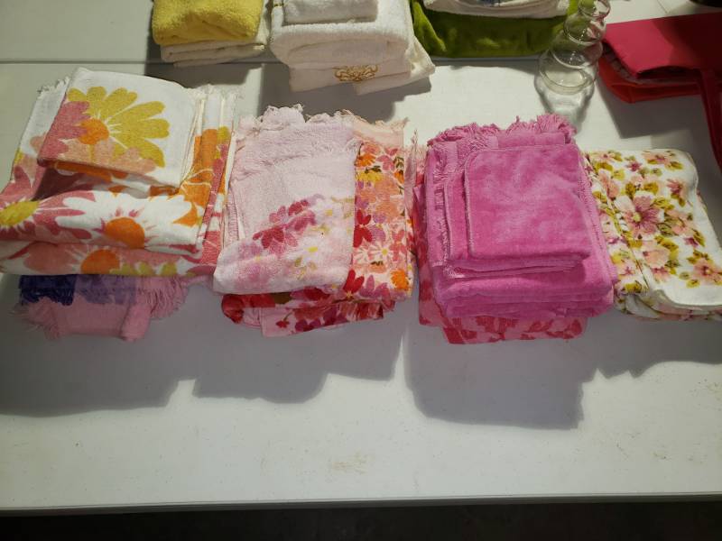 lot 7641 image: Lot of Colorful and Clean Dish Bath Towel Sets