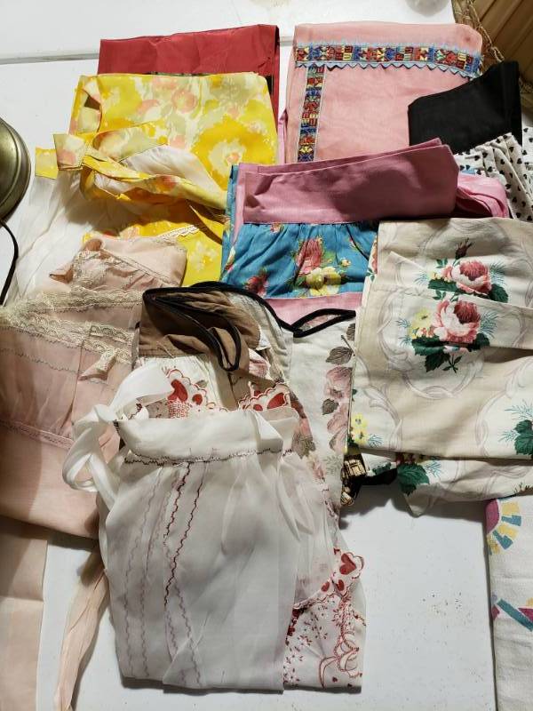 lot 7648 image: Lot of 10 Vintage Womens Waist Tie Aprons