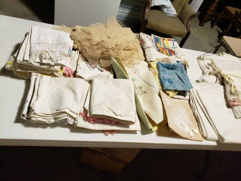 lot 7652 image: Lot of Lace and Cotton Cloths