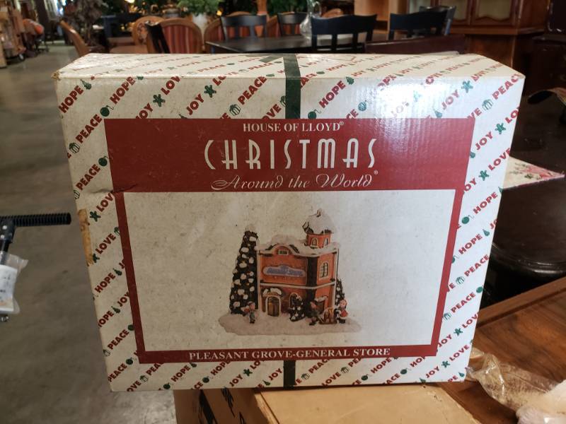 lot 7657 image: House of Lloyd Christmas Decor