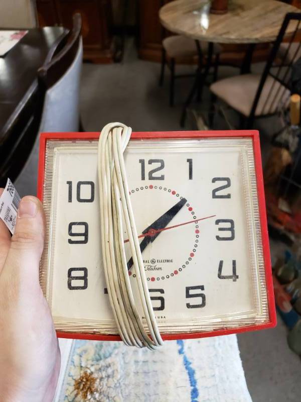 lot 7660 image: General Electric Clock