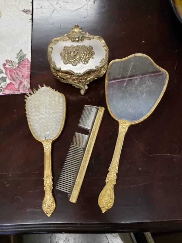 lot 7663 image: Beautiful Vanity Decor