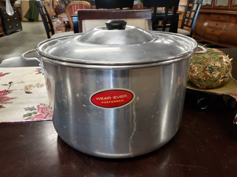 lot 7665 image: Vintage Used Wear-Ever 17 QT No. 2217 Aluminum Pot