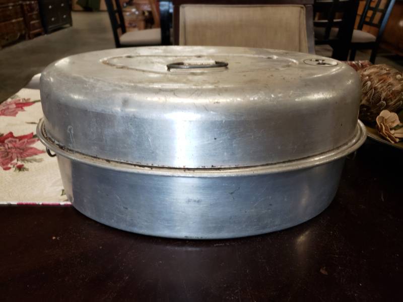 lot 7666 image: Vintage Aluminum Turkey Roaster
