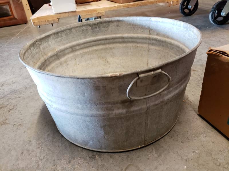 lot 7669 image: Galvanized Wash Tub