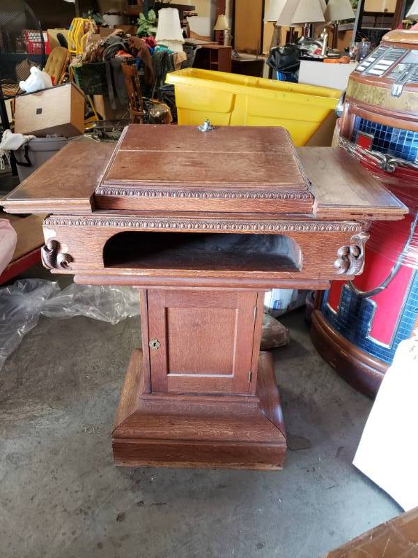 lot 70 image: Solid Oak Religious Podium