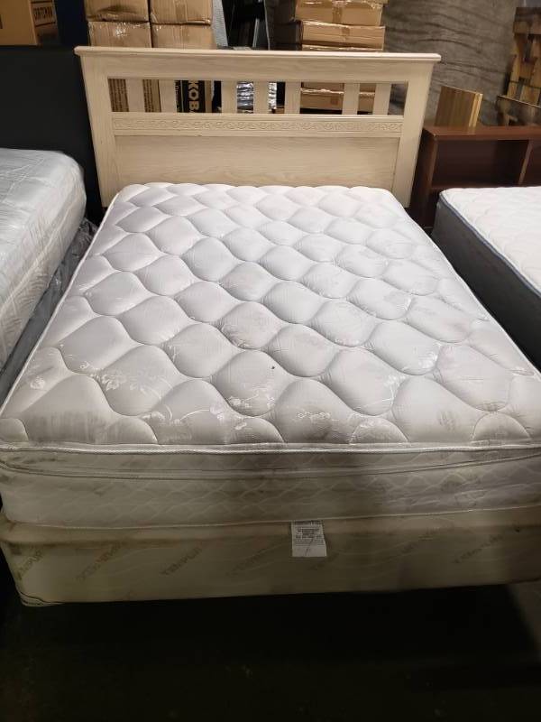 lot 1601 image: Nice Full Size Bed