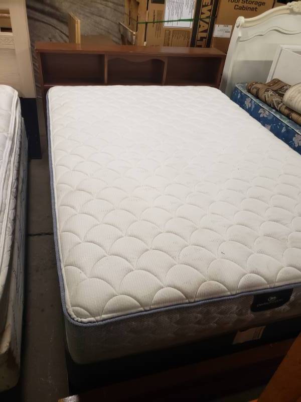 lot 1602 image: Nice Full Size Bed