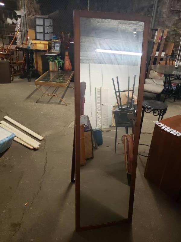 lot 1604 image: Nice Freestanding Mirror
