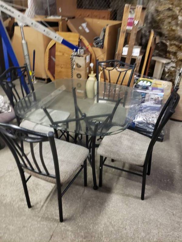 lot 1606 image: Nice Dining Room Table and 4 Chairs